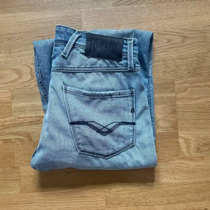 Replay Anbass ljusblå slim jeans w28 l30 - Säljer ett par Replay Anbass jeans i ljusblå tvätt med slim fit. Klassisk femficksmodell med snygga detaljer och logotyp på bakfickan. Jeansen har raka ben och är tillverkade i mjukt jeansmaterial som sitter skönt hela dagen.