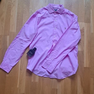 Rosa Polo Ralph Lauren skjorta - En rosa Polo Ralph Lauren skjorta som passar extremt bra med jeans eller chinos. Mycket fin skjorta nu inför hösten. 