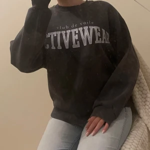 Sweatshirt - Säljer denna mjuka tjocktröja från Gina Tricot. Jättefin mörkgrå färg med ljuslila text. Storlek xs men är lite oversized så en s kan också ha den. Köpt för 250 men säljer för 150. Så fin men inte är min stil längre och jag har slutat använda den💗 