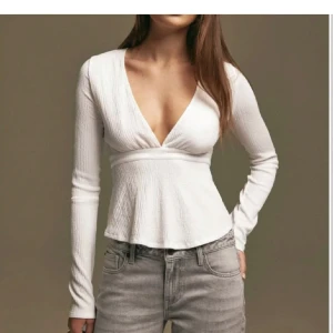 Back tie topp - Säljer min Nelly back tie topp i mycket fint skick. Nypris:300kr, storlek: XXS.😊 skriv privat för egna bilder/frågor💗