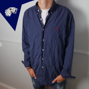 RALPH LAUREN SKJORTA - Ralph Lauren Skjorta | Skick: 8.5/10 | Strl: Passar L | Modellen är 182 cm | Hör av dig om du undrar någonting! 