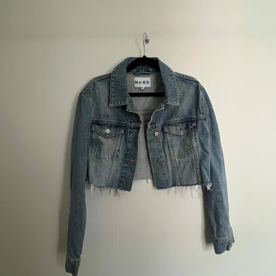 Croppad jeansjacka från NA-KD - 2