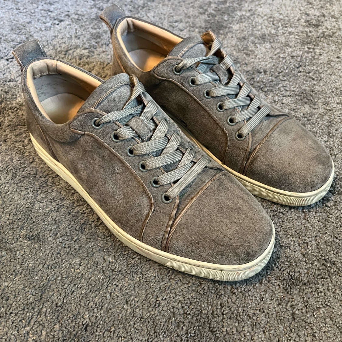 Grå mockasneakers med röd sula