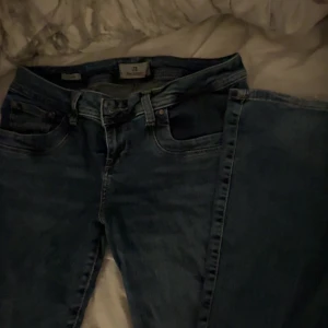 Blå jeans från LTB med raka ben - Snygga blå jeans från LTB med klassisk femficksdesign och raka ben. Jeansen har mörk tvätt, kontrastsömmar och läderpatch med logga bak i midjan. Passar dig som gillar en enkel och tidlös stil. Perfekt till sneakers eller boots. Säljs för har ett par exakt likadana. 