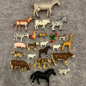 Leksaksdjur - 23 stora och små olika leksaksdjur i hård plast.  Paketpris: 250 kr  OBS! Sälj ej separat.  Pris kan diskuteras vid en snabb och smidig affär!  Finns att hämta vid Haninge.