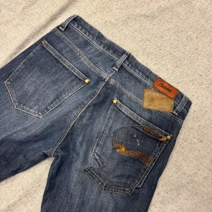 Custom Acne/nudie jeans - Säljer ett par sjukt unika och feta Acne/Nudie jeans som är custom made, ny pris på acne jeansen ca 5500 och ny pris på nudie jeansen är 1600 de är i sjukt bra sick och storlek 29/32 pris kan alltid diskuteras 