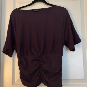 Lila top - Jätte fin variant på en t- shirt!  Aldrig använd, men har ingen prislapp kvar!💕