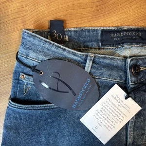 Handpicked jeans  - Tjena! Säljer nu dessa riktigt feta och helt nya handpicked jeans med tags! Jag säljer dem eftersom dem inte passade mig. Storlek 30. Nypriset är runt 2400‼️kan eventuellt gå ner lite i pris vid snabb affär! Var inte rädd att ställa frågor! // EA sellout 