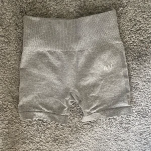 Grå träningsshorts ICANIWILL - Snygga grå träningsshorts från ICANIWILL i storlek XS.