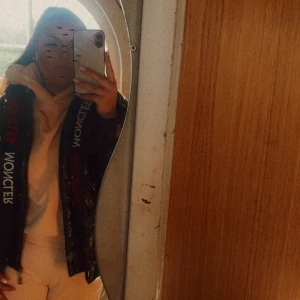 Svart pufferjacka från Moncler - Säljer en svart glansig pufferjacka från Moncler med tydliga loggor i rött och vitt på banden. Jackan har dragkedja framtill och quiltade detaljer. Perfekt för dig som vill sticka ut med en snygg och trendig vinterjacka.