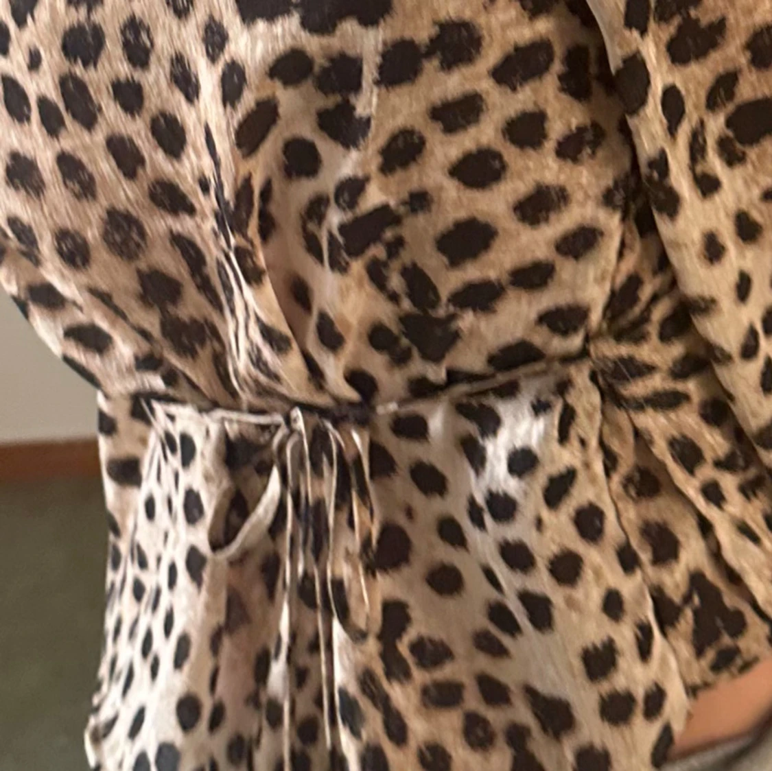 Leopardmönstrad omlottblus från H&M - 1