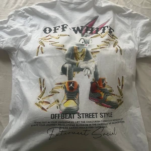 Off white Tshirt  - En tvär snygg off white tshirt med snyggt märke baktill. Väldigt classy o storlek M