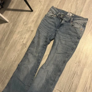 Blå bootcut jeans med låg midja - Snygga blå jeans från lager 157 med bootcut passform. Jeansen har coolt broderi i guldtråd på bakfickorna. Storleken är s i full length, skriv om frågor!