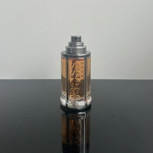 Hugo Boss The Scent parfym 50ml - Säljer en oandvänd Hugo boss the scent parfym för endast 400kr men lock saknas. Gratis sample ingår vid köp.