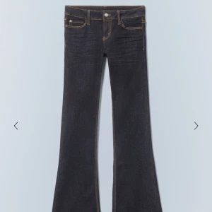 Söker - Söker weekday blue top rinse booty bei Low waist skinnet bootcut i storlek 26/32