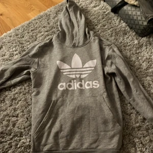 Grå adidas hoodie - Grå adidas hoodie i storlek 15-16