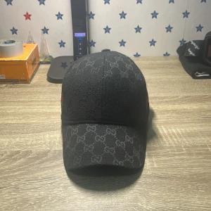 Svart keps med GG-mönster falsk - Jag säljer min GG keps som är knappast använd och om du inte är nöjd mee priset så kan vi alltid förhandla