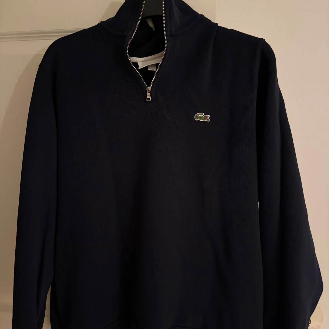Marinblå half zip tröja från Lacoste