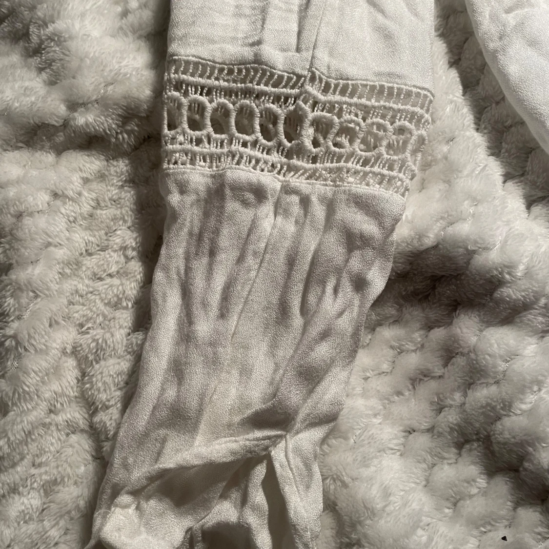 Vit blus med spetsdetaljer - 2