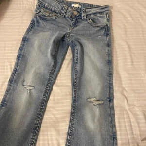 Ljusblå jeans från Gina Tricot - Ljusblåa low waist jeans med slitning på knäna ifrån Gina young i storlek 152, aldrig använda och säljer för dom inte passar mej. Priser går att diskutera