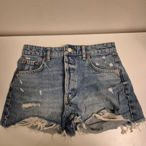Jeansshorts från Zara - Snygga blå jeansshorts från Zara med hög midja. Sparsamt använda och i fint skick. Storlek 36