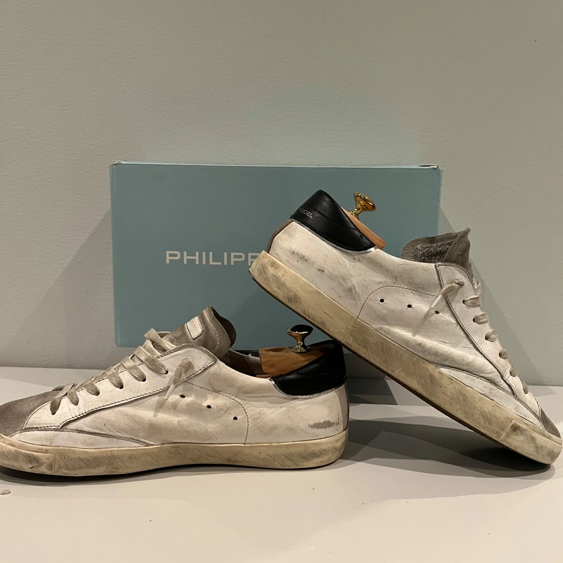 Philippe Model vita sneakers med mockadetaljer - 2