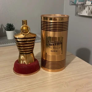 Jean Paul Gaultier Le Male Elixir - Säljer min Jean Paul Gaultier le male elexir. Det är en 125 ml flaska och är cirka 95 ml-100 ml kvar. Boxen finns men kvitto finns däremot inte. Kontakta mig om intresserad. Kan mötas runt Göteborg.