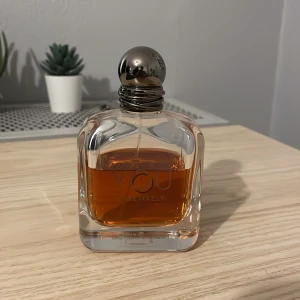 Stronger With You Intensely 100ml - Emporio Armani Stronger With You Intensely EdP 100ml flaska med cirka 70 ml kvar. Boxen finns men ej kvitto. Kan mötas i närheten av Göteborg.
