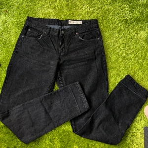 Svarta boyfriend jeans Esmara strl 38 - Svarta boyfriend jeans från Esmara i storlek 38. Klassisk femficksmodell med raka ben och normal passform. Jeansen har en mörk tvätt och är tillverkade i slitstarkt denimtyg. Perfekta för en avslappnad och trendig look.