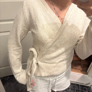 Beige omlott kofta med knyt - Passar till alt 