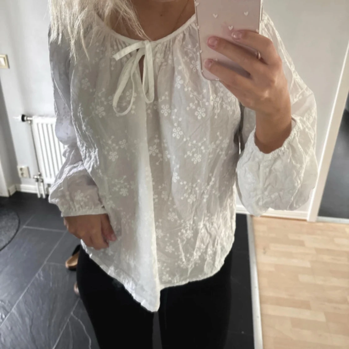 Vit blommig blus med knytband - 2