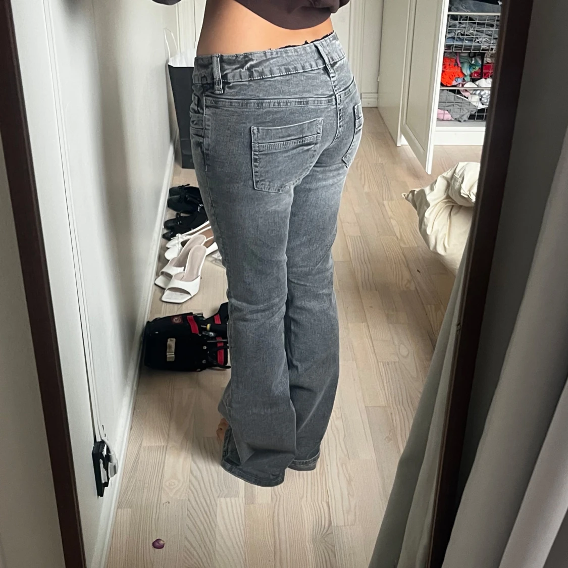 Grå bootcut jeans från Gina Tricot - 1