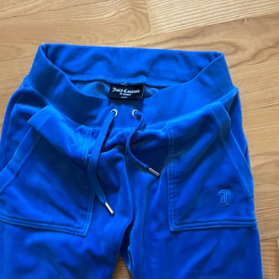 Blåa Juicy Couture mjukisbyxor - 1