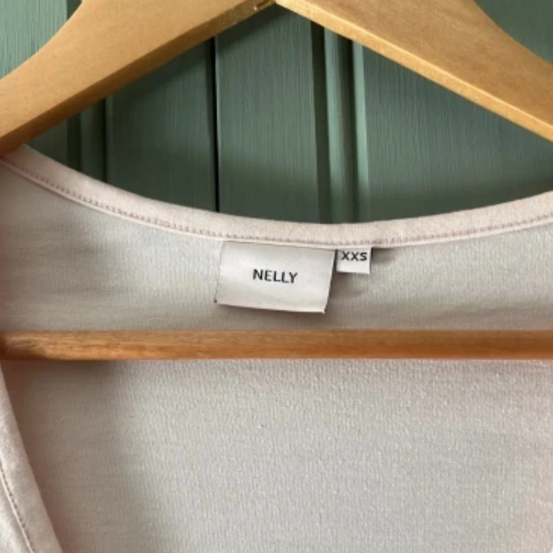 Ljusrosa V-ringad topp från Nelly🩷 - 2