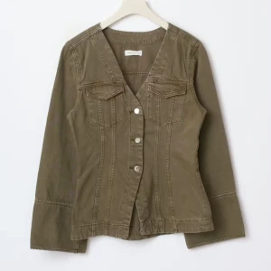 Olivgrön jeansjacka med v-ringning - Snygg olivgrön jeansjacka med v-ringad hals och markerade sömmar. Jackan har långa ärmar med breda muddar, två bröstfickor med lock och silverfärgade knappar framtill. Passformen är normal och materialet är robust denim.