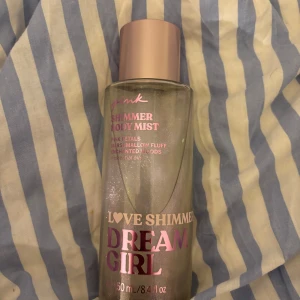 PINK Love Shimmer Dream Girl Body Mist - Shimmer Body Mist från PINK i doften Dream Girl. Doften har inslag av rosa blomblad, marshmallow fluff, förtrollad skog, socker, vanilj och mysk. Innehåller eteriska oljor och är vegansk.☁️🌸💕✨Endast testad!