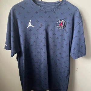 Psg T-shirt  - Storlek L köpt från Zalando Vädligt fint skick på tröjan, sällan använd