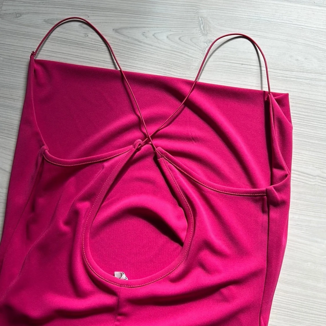 Lång rosa klänning med slits och cut-out - 3