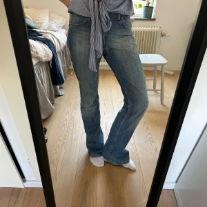 Blå bootcut jeans från Lee - Säljer ett par klassiska blå jeans från Lee. Midwaist bootcut men lite mer baggy. Är lite slitna längst ner på benen. Är i storlek 30/32🩷 priset kan diskuteras. Skriv för fler bilder eller mått💕