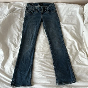 Blå low waist bootcut jeans från LTB - Snygga blå low waist jeans från LTB, modell Valerie, med klassisk bootcut och normal passform. Dom är använda men inga tecken på slitage eller liknande💗
