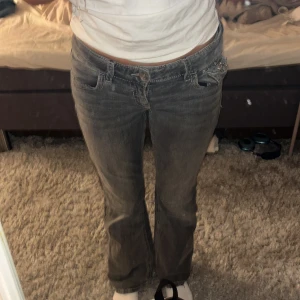 Gråa jeans Gina Young - Low waist och bootcut Gina young jeans i storlek 158. De finns inte längre på sidan