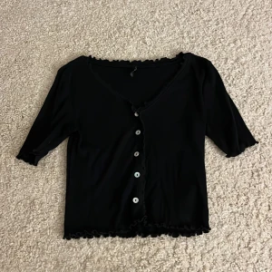 Topp från ONLY - Svart blus från ONLY. Säljer då den inte kommer till användning tyvärr🩷 Söt till hösten och vintern. Passar både XS och S😍 knapparna går inte att knäppa upp❤️‍🔥