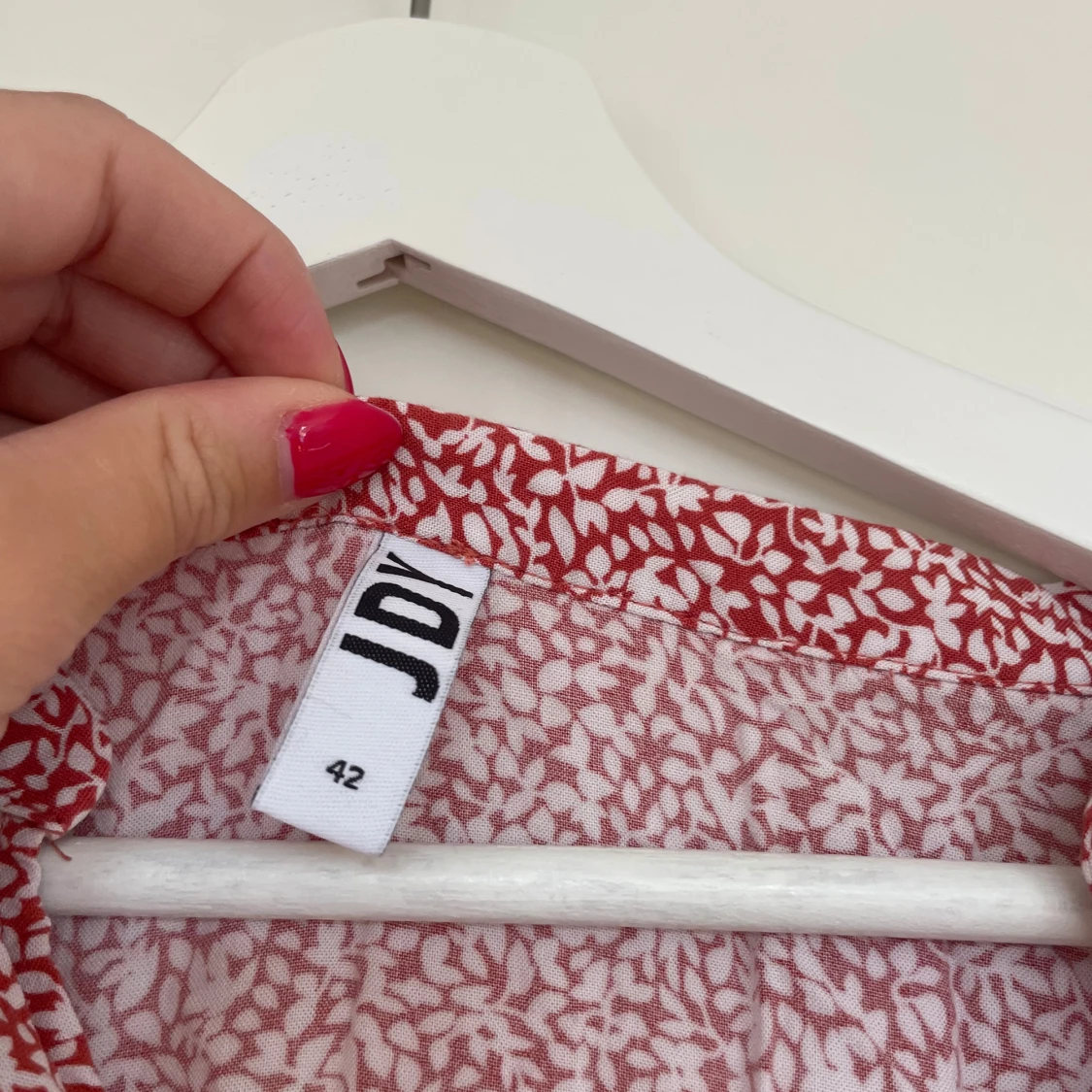 Rödvit blommig kortklänning från JDY - 2