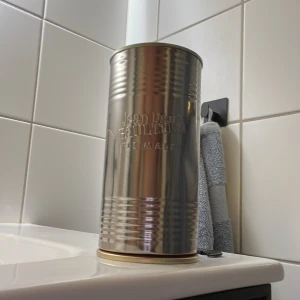 Jean Paul Gaultier Le Male 40ml - Jean Paul Gaultier Le Male Eau de Toilette 40ml. Flaskan har en ikonisk turkosblå kropp i frostat glas med silvrig spraykork. Kommer i en metallisk cylinderformad förpackning med präglad logga. En klassisk herrdoft med modern design.