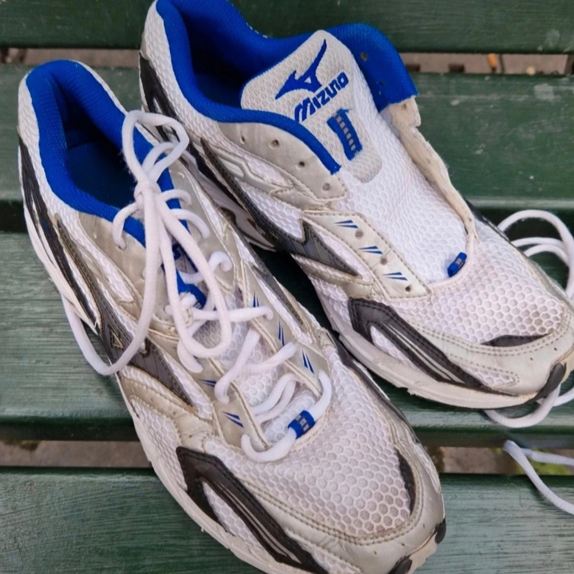 Vita och blå Mizuno sneakers strl 41 - 1
