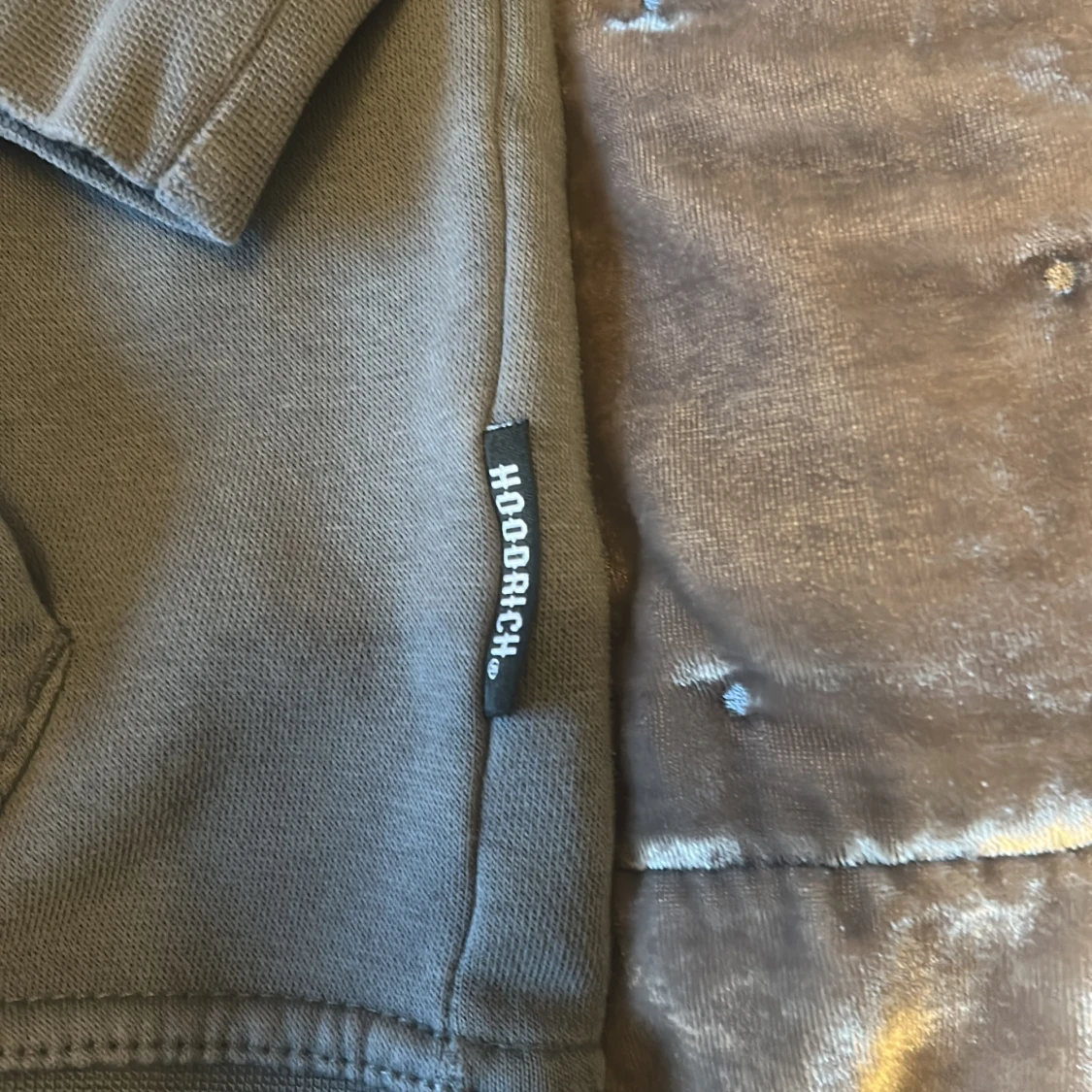 Grå hoodie från Hoodrich med tryck - 2