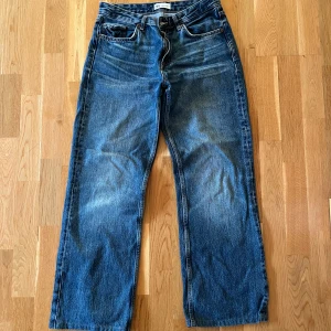 Blå raka jeans från Zara low waist - Snygga blå jeans från Zara i storlek 38 i bra skick 💙