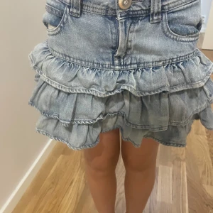 Volangkjol i jeans från Lindex - Supersöt kort jeanskjol från Lindex med flera volanger och klassiska fickor fram. Lågt pris eftersom sommaren snart är slut 🫶🏼skriv för mer info🫶🏼nästan aldrig använd