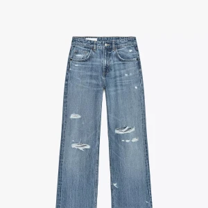 Blå slitna wide jeans - Zara jeans helt oanvända i modellen mid Rise wide leg