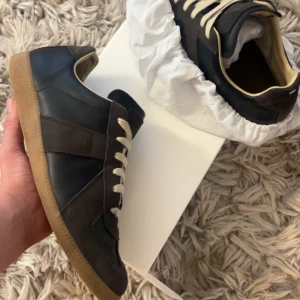 Maison Margiela Skor - Fräna Margiela gats i en svart coffe färg⚜️  Skick: 9,3/10🧮  Inkluderat: Box, 2 Dustbags, Skor, kort♦️ Pris: 3899🎗️  Storlek: 45♣️  Snabbaffär = priset sänks-SERIÖSA BUD🔓